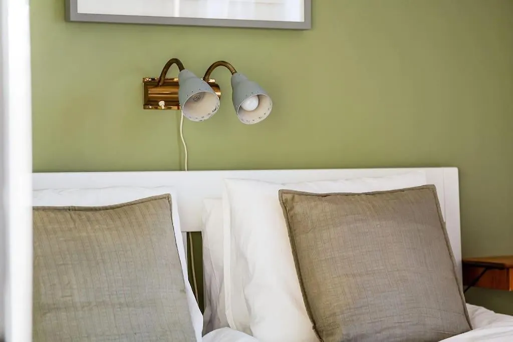 Retro Retreat With Modern Comforts Стокгольм Швеция